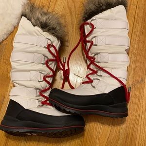 Guess women’s snow boots. In almost perfect condition. Only used few times.